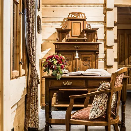 Elzbiecina Luxury & זקופאנה