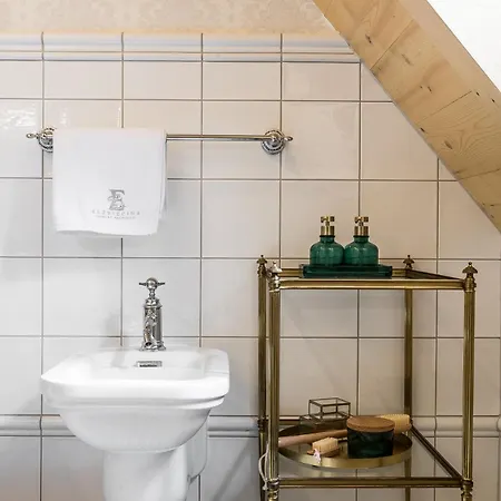 Elzbiecina Luxury & זקופאנה