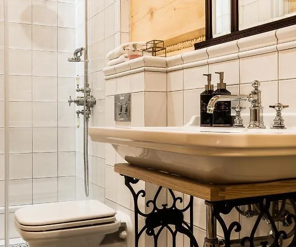 Elzbiecina Luxury & فيلة